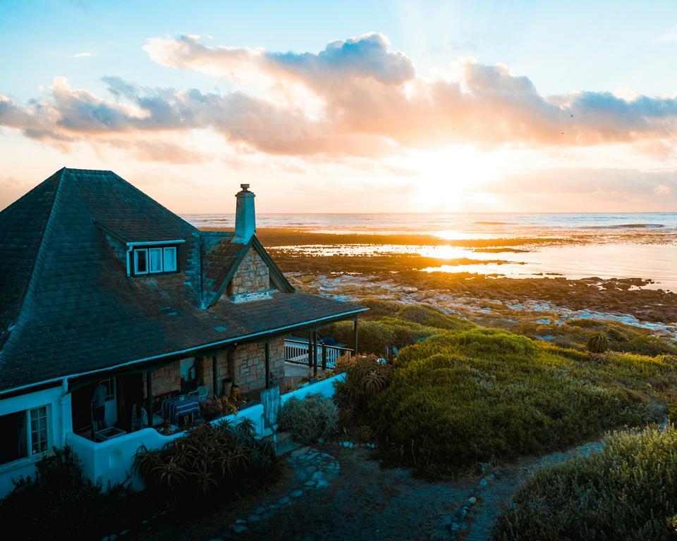 How to Earn Airbnb Guest Favorite Status
