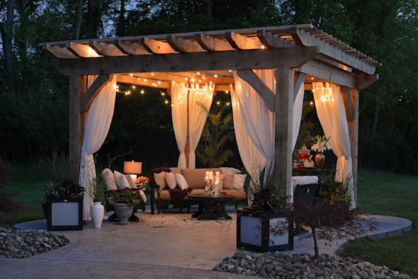Creating an outdoor seating space doesn't require a large backyard. Maintaining a well-manicured lawn and pretty flowers while adding attractive recreational elements to your outdoor space is a great way 