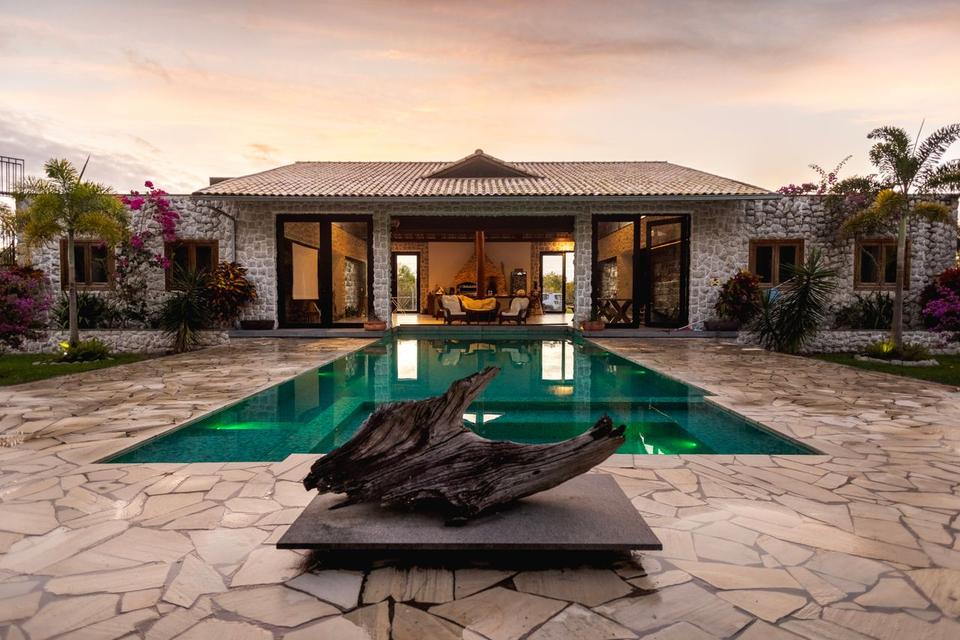 Airbnb vs. Homes and Villas by Marriott Bonvoy: A Guide for Property Managers