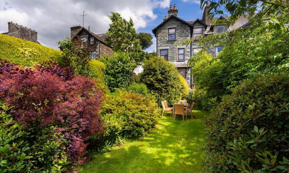 The cottage gardens to enjoy an outdoor meal with a view of the lush garden.