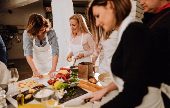 Through Airbnb Experiences, you can offer walking tours, cooking classes, workshops or local adventures. This is a great option for creatives, guides and entrepreneurs who want to monetize their knowledge or skills.
