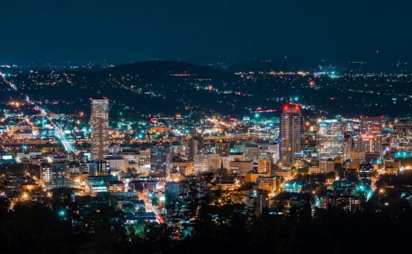 Portland is the largest city in the U.S state of Oregon and one of the few cities that are committed to going green. It is known for its scenic landmarks, thriving art spots, great coffee, food paradise, etc.