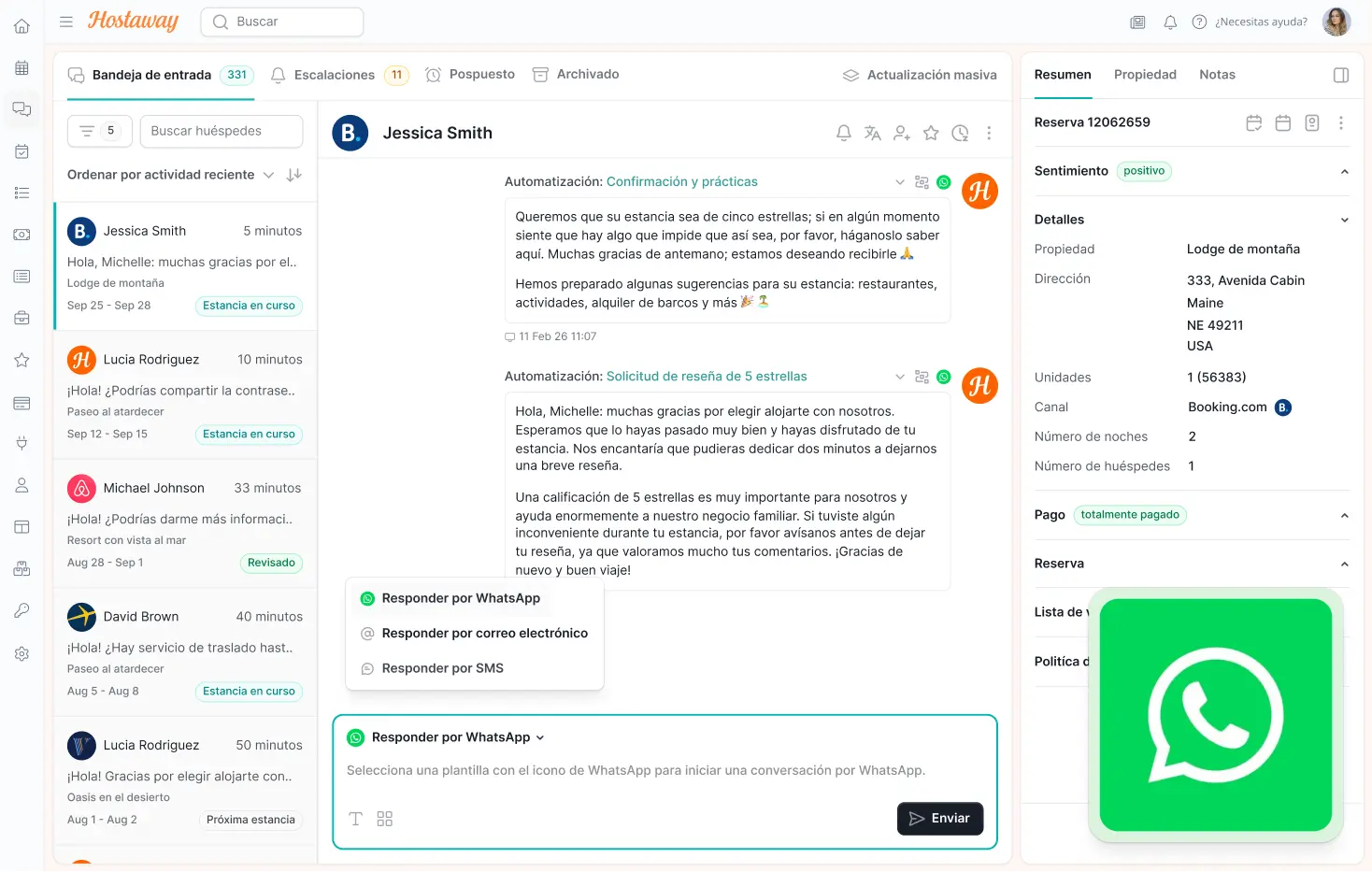 Interfaz de comunicación móvil mostrando integración de SMS y WhatsApp para mensajería de huéspedes de alquiler vacacional