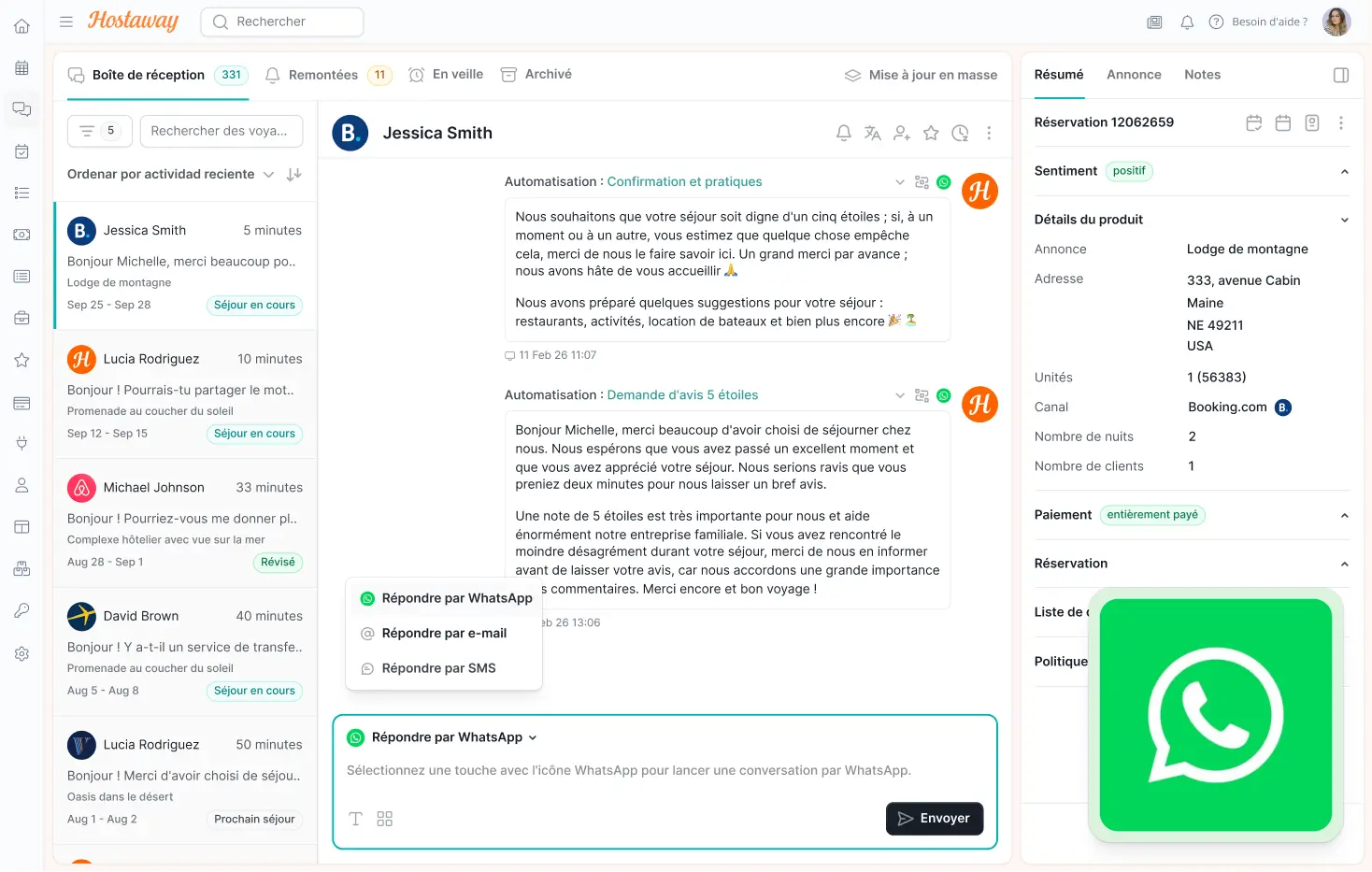 Interface de communication mobile montrant l'intégration SMS et WhatsApp pour la messagerie des voyageurs en location saisonnière